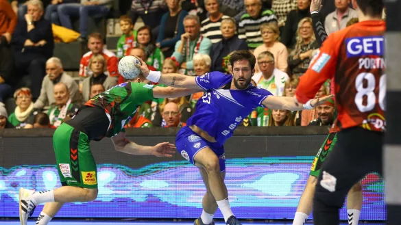 Tim Suton hatte im Zweikampf mit Kay Smits einen schweren Stand. - © Franziska Gora/Jan Huebner