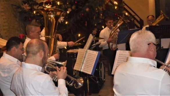 Starker Auftritt in Varenholz: Die "Dorfmusikanten aus Lippe" geben ein Konzert mit vielf&auml;ltigem Programm, von Polka &uuml;ber Schlager bis Dixieland. - &copy; Hans-Ulrich Krause