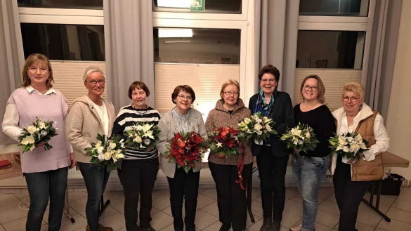 Vorstand mit Geehrten: (von links) Barbara Liene-Hinz (Vorsitzende), Ulrike Jakob (Kassiererin), Helga L&uuml;tkeh&ouml;lter (Schriftf&uuml;hrerin), Margret Schimanski (50 Jahre S&auml;ngerin), Elke Strunk (25 Jahre S&auml;ngerin), Karin Br&uuml;ggemann (Chorleiterin), Nadine Frede (stellvertretende Schriftf&uuml;hrerin) und Angelika K&ouml;ller (stellvertretende Kassiererin/Presse). - &copy; Frauenchor Rischenau