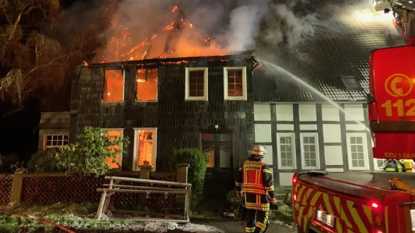 Das Feuer hat sich am 21. November 2022 durch das alte Bauernhaus im Ortsteil W&uuml;sten gefressen. Die Feuerwehr konnte ein &Uuml;bergreifen auf Teile der Scheune durch eine Riegelstellung verhindern. Archivfoto: Daniel Hobein / Feuerwehr Bad Salzuflen - &copy; Foto: Daniel Hobein / Feuerwehr Bad Salzuflen