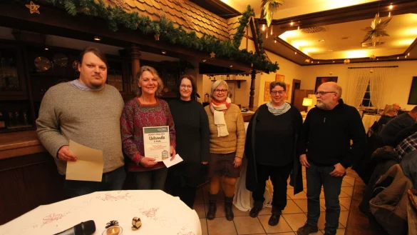 Der erste Platz des Kalletaler Heimatpreises 2022 geht an die "Solidarische Landwirtschaft" aus Langenholzhausen. Die Laudatoren Manfred Rehse (rechts) und Florian Sch&ouml;n (von links) stellen sich mit den ausgezeichneten Solawi-Vorstandsmitgliedern Maren Kaschka, Kerstin Otte in Holte, Gabriele Wels und Anke Tautenhahn dem Fotografen. - &copy; Jens Rademacher