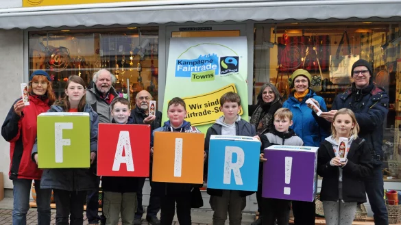 Werben f&uuml;r den Fairen Handel: Christiane T&uuml;rke, Christel Graap, Helmut Kohorst, Savio Siebert, Klemens Gewies, Marvin Schmidt, Torge Koch, Petra Junghans, Frazer Kornatz, Ute Koczy, Malia M&uuml;hlenbernd und Burkhard Pohl (von links). - &copy; Fairtrade-Initiative Lemgo