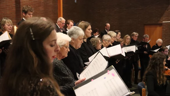 Beeindruckende Darbietung: Die S&auml;ngerinnen der Hochschule f&uuml;r Musik (vorne) sowie die Mitglieder des Kirchenchores der evangelischen Milit&auml;rkirchengemeinde pr&auml;sentierten das Werk &bdquo;Te Deum&ldquo; des franz&ouml;sischen Komponisten M.A. Charpentier. - &copy; Bundeswehr/Nicolai Ulbrich
