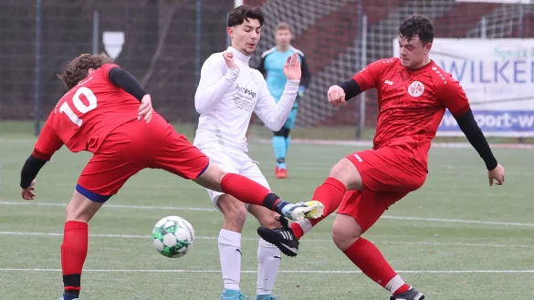 Der Hombrucher Neid Begovac wird von Robin Driedger (links) und Maximilian Walter vom SV Diestelbruch-Mosebeck attackiert. - © paul cohen