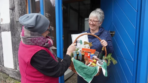 Regina Zelms (links), Vorsitzende des Kelter- und Kulturvereins, &uuml;bergibt den Korb an ihre Nachbarin Susanne Kirchhoff. - &copy; Michaela Wei&szlig;e