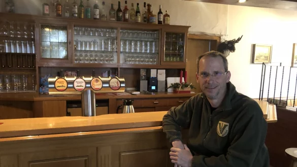 "Wenn ich mal Rentner bin, will ich eine Kneipe haben." Jens Rheker (50) kann schon mal &uuml;ben. Anfang Dezember hat er mit seiner Frau den "Berggarten" er&ouml;ffnet, den das Paar von Familie Landrichinger gekauft hat. - &copy; Silke Buhrmester