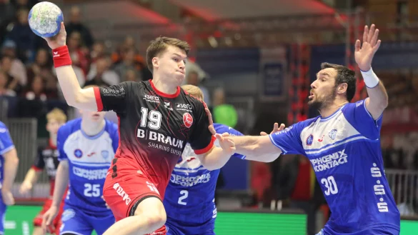 Melsungens Elvar &Ouml;rn Jonsson (links) stie&szlig; bei Gedeon Guardiola auf energische Gegenwehr. - &copy; usage Germany only, Verwendung nur in Deutschland