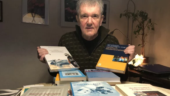 Der Medienp&auml;dagoge Prof. Ralf Vollbrecht tritt die Ver&ouml;ffentlichungsrechte seiner Ver&ouml;ffentlichungen an die Lippische Landesbibliothek ab. - &copy; Sven Kienscherf