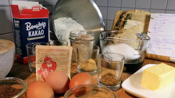 In der Weihnachtsbäckerei gibt es manche Kleckerei. Mehl, Eier, Zucker und Gewürze - alles sammelt sich auf der Arbeitsfläche. So sieht es derzeit in vielen Küchen in ganz Lippe aus - auch in denen unserer Redakteure. - © Yvonne Glandien