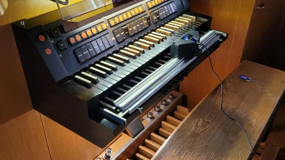 Das ist die "zweite Fachkraft", wenn Markus Kaltenhauser eine Orgel stimmt. Der Tastenhelfer dr&uuml;ckt die Tasten - der Orgelbaumeister sitzt hoch oben mitten zwischen den Pfeifen. - &copy; Astrid Sewing