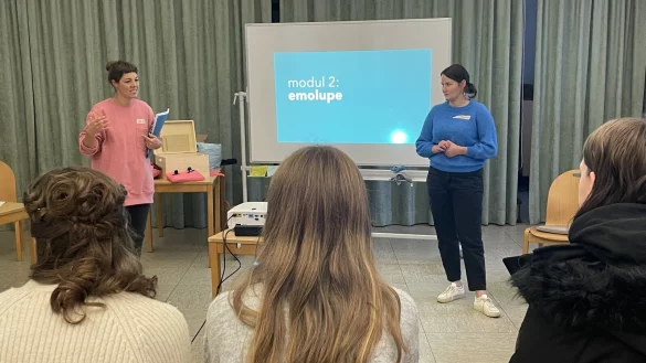 Frauke Hollmann und Vera Hesse vom Studio Raumstation unterst&uuml;tzen die Kinder und Jugendlichen bei der Gestaltung der neuen Treffpunkte in L&uuml;gde. - &copy; SOS-Kinderdorf