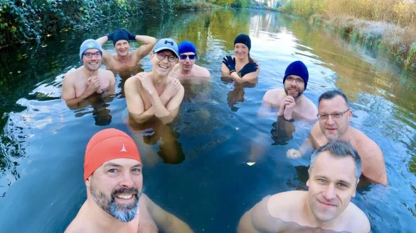 Arne Heger (vorne links) erntet mit dem Vorstoß´der "Lippischen Kaltbadevereinigung" eine Abfuhr. - © Lippische Kaltbadevereinigung