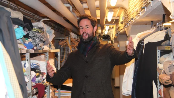 Tenor Stephen Chambers lebte in England und Neuseeland, bevor er nach Detmold kam. Er lie&szlig; sich f&uuml;r ein Foto im Kost&uuml;mfundus des Landestheaters ablichten. - &copy; Cordula Gr&ouml;ne