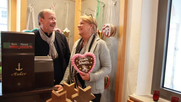 Ein eingespieltes Team seit &uuml;ber 30 Jahren. Joachim und Manuela Pahn im Shop an der Schuhstra&szlig;e. Dort oder auch online k&ouml;nnen auch einzelne Lebkuchen-Kreationen gekauft oder in Auftrag gegeben werden. - &copy; Katrin Kantelberg