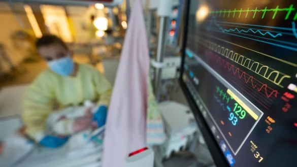 Eine Intensivpflegerin versorgt auf einer Kinder-Intensivstation in Stuttgart einen am Respiratorischen Synzytial-Virus (RS-Virus oder RSV) erkrankten Patienten, der beatmet wird. - © Symbolbild: Marijan Murat/dpa