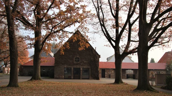 Die Kapelle samt Toranlage stehen jetzt unter Denkmalschutz. - &copy; Katrin Kantelberg