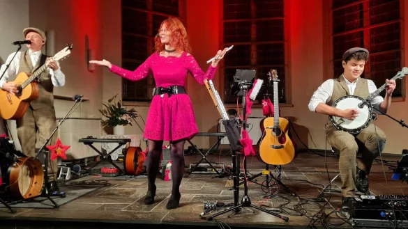 Woodwind and Steel, das sind Ed und Ann O'Casey sowie Gitarrist Alex Vallon. Die drei ziehen das Publikum auch in der Schl&auml;nger Kircher sehr schnell in ihren Bann. - &copy; Marianne Schwarzer