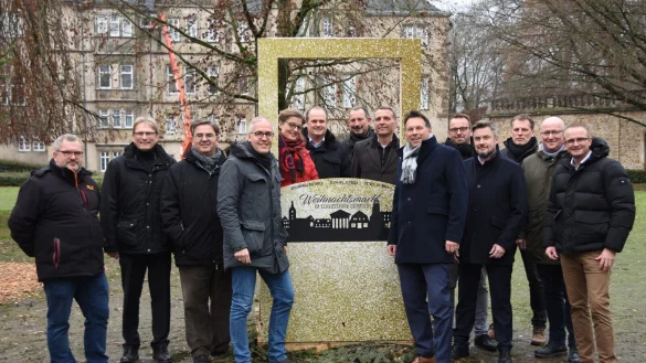 Die Sponsoren und Organisatoren mit (von links) Frank Pfohl (Handelshof), J&ouml;rg Karlikowski (Stadtwerke Detmold), Heinrich Hansmeier (Handelshof), Christian Schmidt (Vorsitzender Werbegemeinschaft Detmold), D&ouml;rte Pieper (Stadt Detmold), Paul Kirchg&auml;ssner (Werbegemeinschaft) Toni Cucchiara (Handelshof), Oliver Bekiersch (Sparkasse Paderborn-Detmold), B&uuml;rgermeister Frank Hilker, Bj&ouml;rn Spiesla (Staatlich Bad Meinberger), Bj&ouml;rn K&ouml;rtner (VerbundVolksbank OWL), Jens Klusmeier (Lippische Landesbrandversicherung), Volker Schlingmann (Staatlich Bad Meinberger) und Marcus Duda (Lippische Landesbrandversicherung). - &copy; Raphael Bartling