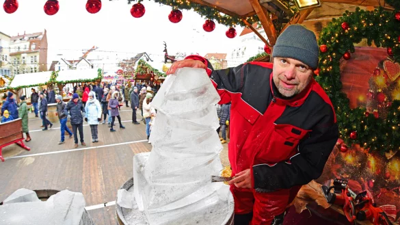 Joachim Knorra zaubert aus Eiskl&ouml;tzen Tannenb&auml;ume und andere Skulpturen. - &copy; Nicole Ellerbrake