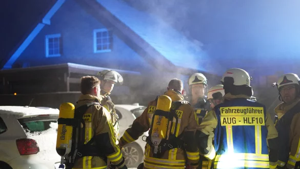 Die Augustdorfer Kameraden konnten zwei Bewohner des Hauses nur noch tot bergen. - &copy; Freitag TV