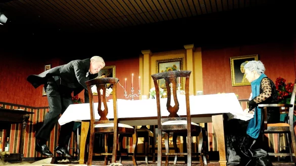 Same procedure as every year: Der Sketch "Dinner for One" in der Elbrinxer Marktscheune hat Tradition. - &copy; Archivfoto: Heimat- und Verkehrsverein Elbrinxen