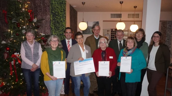 Verleihung des Ehrenamtspreises mit Martina Friebe (von links), Regina Siekmann, B&uuml;rgermeister Torben Blome, Anja Hasse, Ernst-Michael Hasse, Renate Weede, Dr. Reiner Austermann, Marietheres Arens, Barbara Liene-Hinz und Laura M&uuml;ller. - &copy; Michaela Wei&szlig;e