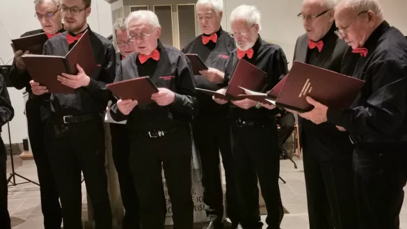 Der M&auml;nnergesangverein "Liederfreund" unter der Leitung von Peter Werpup gestaltete gemeinsam mit dem Posaunenchor und der Organistin Claudia Wortmann ein abwechslungsreiches Konzert zum 3. Advent in der Alverdisser Kirche. - &copy; Sylvia Frevert