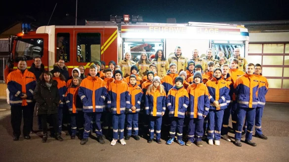 Startklar: Sechs Gruppen der Jugendfeuerwehr hat 300 T&uuml;ten mit Leckereien an bed&uuml;rftige Senioren ausgeliefert. B&uuml;rgermeister Matthias Kalkreuter, (hintere Reihe, Zweiter von links), und die Fachgruppenleiter Diemo D&ouml;lle (Dritter von links) und Organisatorin Corinna Vogt (vorne, Zweite von links) bedanken sich f&uuml;r die Hilfe. - &copy; Stadt Lage/Ulrike Busse