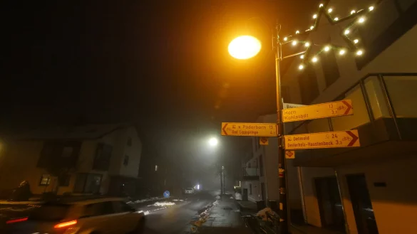 Vorne ist das gelbliche Licht der herk&ouml;mmlichen Stra&szlig;enbeleuchtung in Schlangen gut zu erkennen. Der Lichtmast dahinter ist schon auf das wei&szlig;lichere LED-Licht umger&uuml;stet worden. - &copy; Jost Wolf