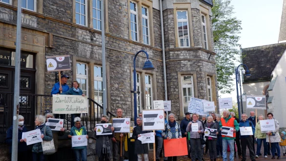 Rund 30 Leute haben sich vor dem alten Rathaus versammelt, um gegen die Erweiterung der Wurftaubenanlage in L&uuml;ckhausen zu demonstrieren. - &copy; Archivfoto: Lorraine Brinkmann