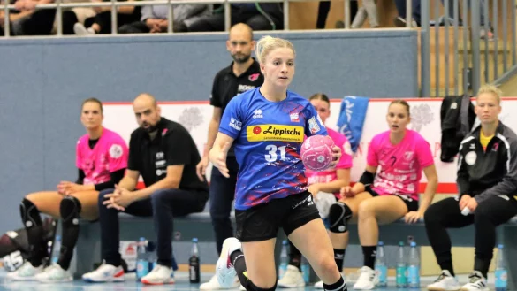 Und ab gehts: Blombergs Linksau&szlig;en Alexia Hauf eilt bei einem Tempogegensto&szlig; auf das gegnerische Tor zu. - &copy; Oliver K&ouml;nig