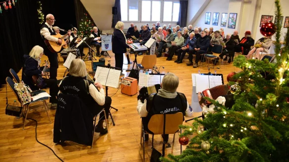 Die Salzufler Musikanten bei ihrem Weihnachtskonzert in der Gelben Schule. - &copy; Nicole Ellerbrake