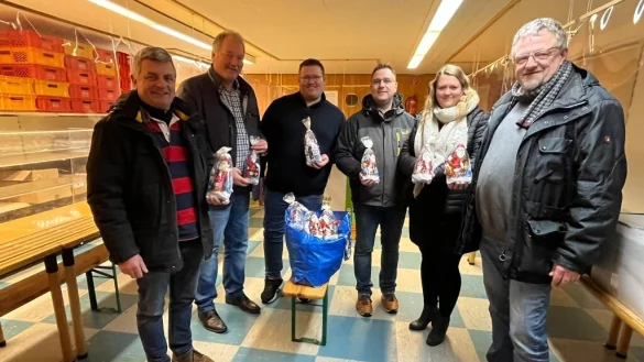 Am Weihnachtsstand der CDU: Jobst-Dieter Rodewald T&ouml;lle, Willi D&uuml;wel, Daniel D&uuml;wel, Sven Logermann, Steffi Kneese und Michael Keil (von links) - &copy; CDU Barntrup