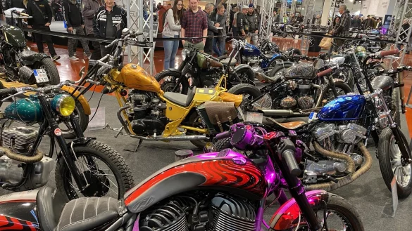 Besucher der Custombike-Show bestaunen am Freitag edle Motorr&auml;der im Messezentrum Bad Salzuflen. Dies ist noch bis einschlie&szlig;lich Sonntag m&ouml;glich. - &copy; Heidi Stork