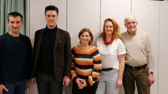 Dmytro Pasternak, Bundestagsabgeordneter Robin Wagener, seine Mitarbeiterin Wiebke Kopsieker, Yuliya Novychenko und Klaus Kr&ouml;ker (von links) besprechen Ideen f&uuml;r eine bessere Integration von hier lebenden Ukrainern. - &copy; Bildrechte: Klaus Kr&ouml;ker