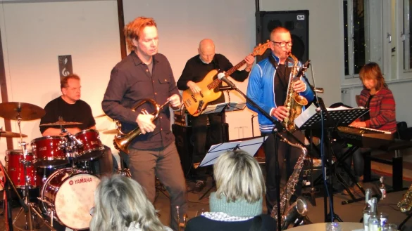 &bdquo;Smart Groove&ldquo; bietet im Foyer des Technikums viel Jazz &ndash; die sechs Vollblutmusiker geben ihr Bestes. Foto: Hajo G&auml;rtner - &copy; Hajo G&auml;rtner