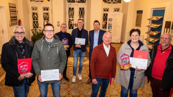 B&uuml;rgermeister Frank Hilker (hinten rechts) hat den Heimatpreis 2022 f&uuml;r ehrenamtliches Engagement verliehen. Die Preistr&auml;ger sind (von links) der Heimatverein Heidenoldendorf, vertreten durch Roger St&uuml;rmer und Maximilian Kahlert, der Verein Freunde der Residenz in Person von Helmut Merwitz und Jochen Brockbals sowie die Detmolder Freibadvereine, vertreten durch Wolfgang Schriegel (F&ouml;rderverein Schwarzenbrink), Anja Wolf (Freibadinitiative Hiddesen) und Karl-Heinz W&auml;chter (Freibadverein Berlebeck/Heiligenkirchen). - &copy; Raphael Bartling