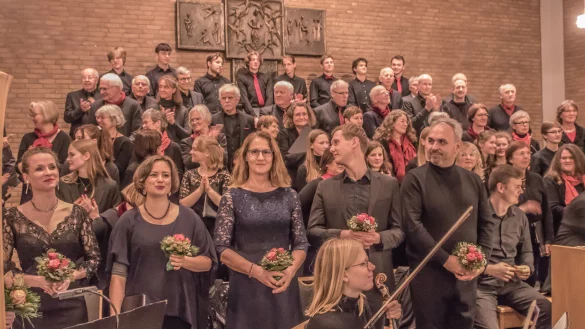 Begeisterung in der Kirche St. Michael im Kampe: Der Michaelischor und viele andere Mitwirkende erhalten f&uuml;r die Auff&uuml;hrung des "Oratorio de No&euml;l" langanhaltenden Applaus. - &copy; Lutherische Kirchengemeinde St. Michael Im Kampe Hiddesen