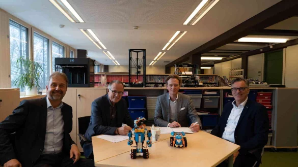 Unterzeichnen die Kooperationsvereinbarung: (v.l.) Markus Rempe (Fachdienstleiter Bildung Kreis Lippe), Michael Uhlich (Abteilungsleiter Schule Bezirksregierung Detmold), Dr.-Ing. Olaf Peterschröder (Verwaltungsvorstand Kreis Lippe) und Klaus Twelsiek (Dezernent „Bildung in der digitalen Welt“ Bezirksregierung Detmold). - © Kreis Lippe