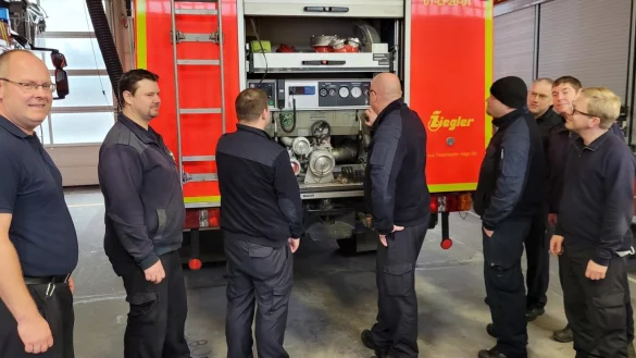 Der Leiter der Feuerwehr Lage, Benjamin Brinkmeyer (links), erledigt am Tag vor Heiligabend noch einige Arbeiten mit Matthias Quack, Pascal P&ouml;rtner, Oliver Hansen, Thorben Bruns, Dirk Wei&szlig;brich, Dirk Windmann und Tobias Schr&ouml;der (von links). Mit einem achtk&ouml;pfigen Team k&ouml;nnten &uuml;brigens zwei Fahrzeuge besetzt werden, sollte es denn brennen. - &copy; Astrid Sewing