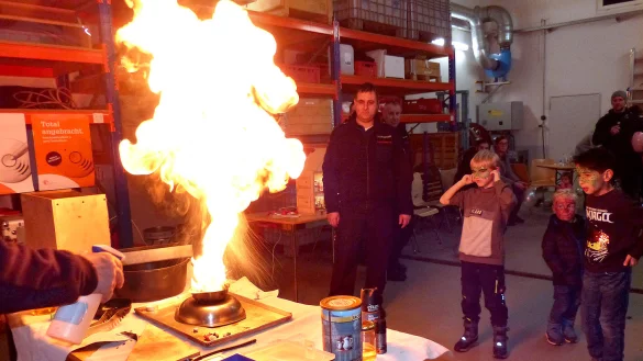 Manfred Sch&auml;fer spr&uuml;hte nur eine kleine Menge Wasser ins brennende &Ouml;l und erzeugte eine riesige Stichflamme - &copy; Rudi Rudolph