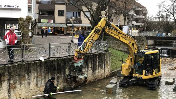 Ein Bagger steht mitten in der Salze und bewegt schwere Steine. - &copy; Thomas Reineke