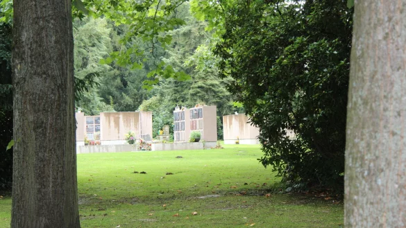Zwei Kolumbarien-Anlagen gibt es, zwei weitere kommen jetzt hinzu auf dem alten Friedhof an der Rintelner Stra&szlig;e. Noch ist unklar, wie es danach weitergeht. - &copy; Katrin Kantelberg