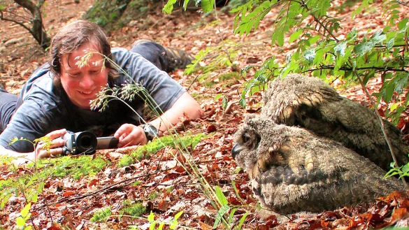 Bei den Dreharbeiten – hier für seinen Uhufilm – muss der Naturfilmer vollen Körpereinsatz zeigen und oft sehr viel Geduld mitbringen - © Robin Jähne