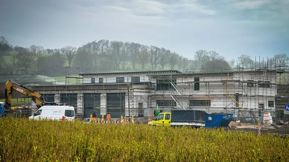 Das neue Feuerwehrger&auml;tehaus an der Brokhauser Stra&szlig;e nimmt Gestalt an. - &copy; Raphael Bartling