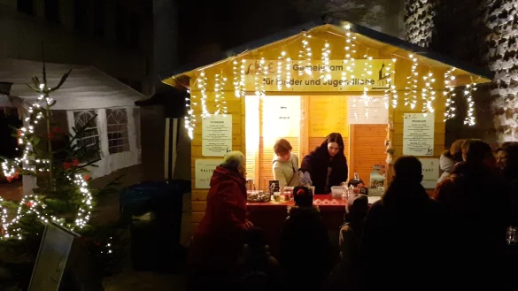 Die Jugendbude auf dem Weihnachtsmarkt in Bösingfeld fand regen Zulauf. - © Evangelische Kirchengemeinde Bösingfeld