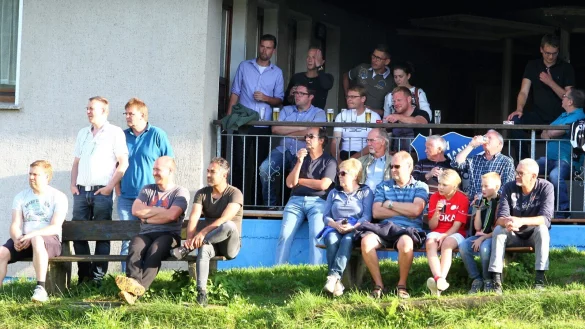 Das Bild aus dem Jahr 2017 zeigt einige Zuschauer vor dem Sporthaus in Westorf. Mit finanzieller Unterst&uuml;tzung der Gemeinde sollen hier Dachrinnen und Fallrohre erneuert werden. - &copy; Archivfoto: J&ouml;rg Hagemann