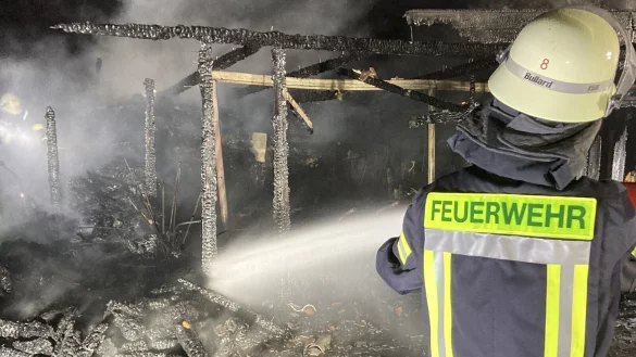 Ein Feuer hat am ersten Weihnachtstag einen Holzschuppen im Ortsteil Lockhausen vollst&auml;ndig zerst&ouml;rt. Insgesamt waren 25 Einsatzkr&auml;fte zu dem Brand alarmiert. Foto: Feuerwehr Bad Salzuflen - &copy; Daniel Hobein / Feuerwehr Bad Salzuflen