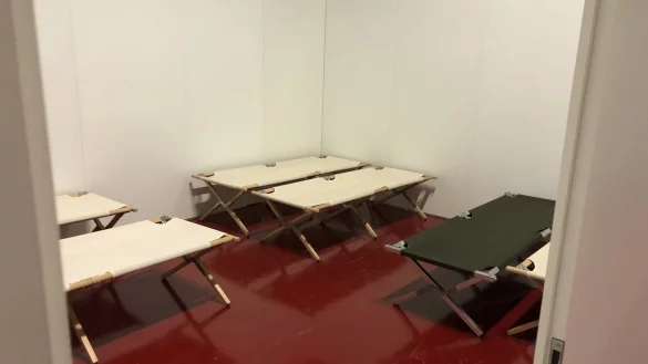 In der Messehalle stehen Pritschen in einem mit Trennw&auml;nden errichteten Raum. - &copy; Sven Kienscherf