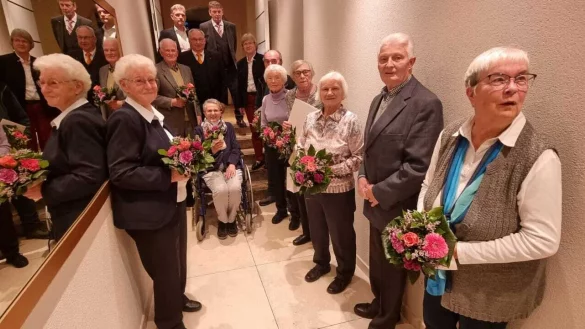 Geehrte und Ehreng&auml;ste der AWO Pottenhausen: (von rechts) Helga Herrig, G&uuml;nter Timm, Waldraut Engelke, Elfriede Wedderwille, Gretel Gozemba, Wolfgang J&uuml;ngling, Barbara Kalkreuter, Axel Wiebusch,Rainer Kle&szlig;mann,Kurt Kalkreuter, Wilhelm Beermann, Magret Harbig und sitzend Annemarie Strate. - &copy; Manfred St&ouml;lting